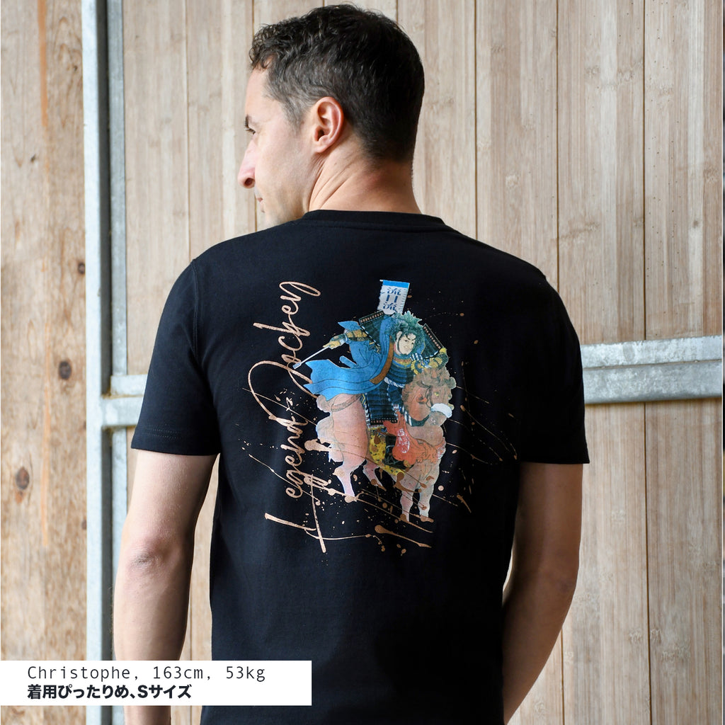 日本製で綿100%、勝負服から発想を受けた競馬を応援するためのVネックTシャツ。騎手に見立てた「さらさら越え」で有名な侍、佐々成政をフューチャー。ルメール騎手