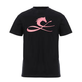 日本製で綿100%、勝負服から発想を受けた競馬を応援するための丸首Tシャツ。ジャパンカップや天皇賞、メルボルンカップ、ドバイシーマクラシックなど世界の様々なレースで勝利を収めているリーディングジョッキー、ルメール騎手のロゴをフューチャー。黒いとオレンジ色