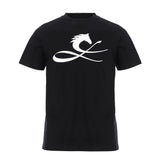 日本製で綿100%、勝負服から発想を受けた競馬を応援するための丸首Tシャツ。黒と白色。ジャパンカップや天皇賞、メルボルンカップ、ドバイシーマクラシックなど世界の様々なレースで勝利を収めているリーディングジョッキー、ルメール騎手のロゴをフューチャー