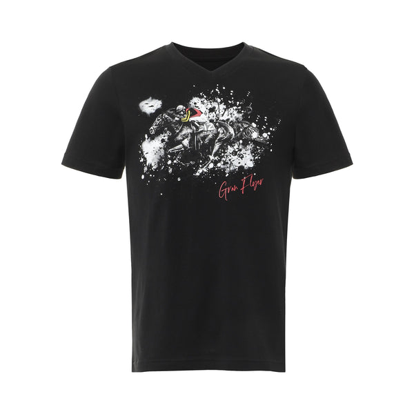 グランアレグリアへのオマージュとして制作された「GRAN FLYER」VネックTシャツ。ブラックボディに迫力あるレースアートをプリントした日本製のサンデーレーシングコラボレーションモデル。