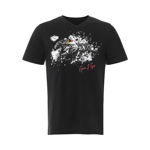 グランアレグリアへのオマージュとして制作された「GRAN FLYER」VネックTシャツ。ブラックボディに迫力あるレースアートをプリントした日本製のサンデーレーシングコラボレーションモデル。