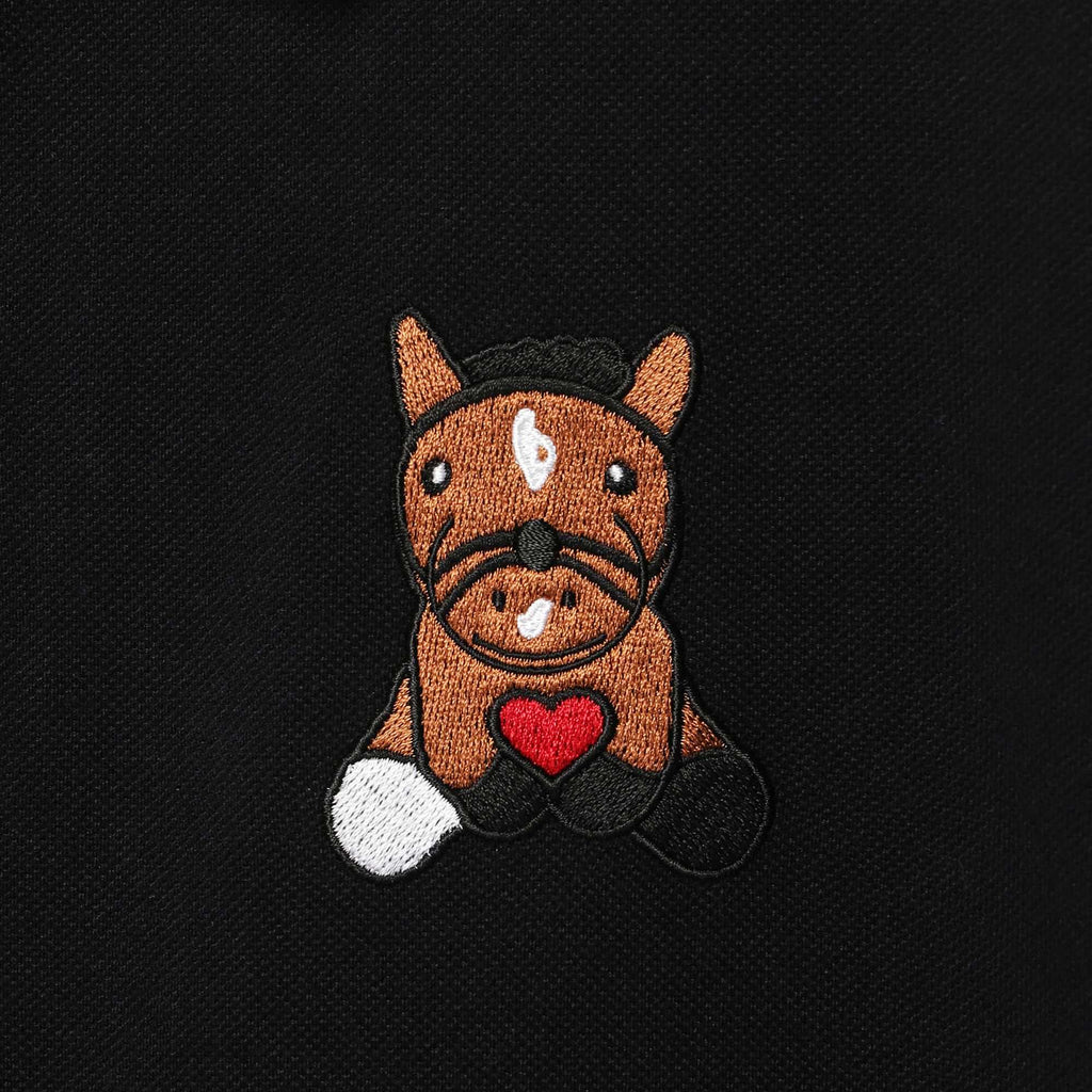 グランアレグリアをモチーフにした馬の刺繍。ハートを抱えたデザインを胸元にあしらった、サンデーレーシングコラボのレディースポロシャツ。
