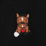 グランアレグリアをモチーフにした馬の刺繍。ハートを抱えたデザインを胸元にあしらった、サンデーレーシングコラボのレディースポロシャツ。
