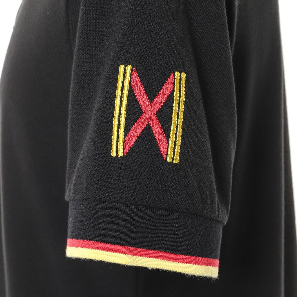 サンデーレーシングのロゴ刺繍を配した袖のディテール。レッドとゴールドのカラーが印象的なコラボレーションモデル。