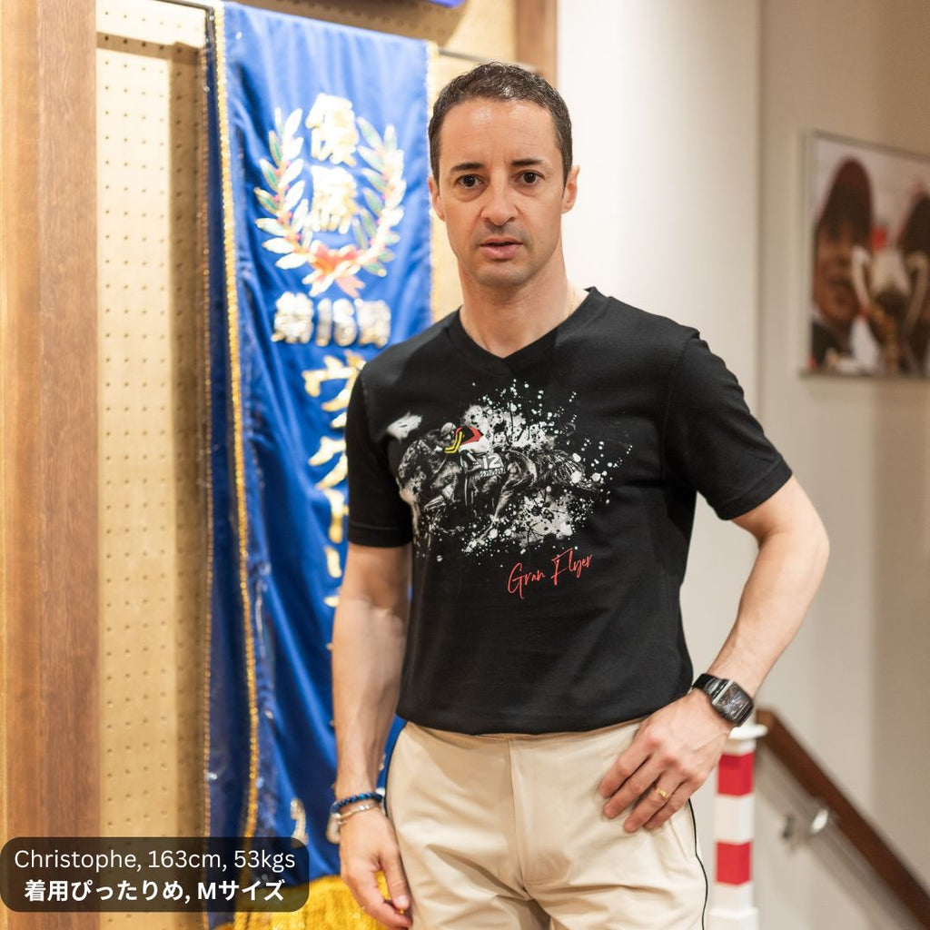 クリストフ・ルメール騎手が着用する「GRAN FLYER」Tシャツ。グランアレグリアをモチーフにしたデザインを前面に配した、サンデーレーシングとのコラボレーションによる日本製モデル。